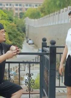 美女问路不正经，看男子如何整治她，整个过程太逗了