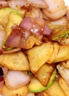 洋葱土豆是绝配，简单一做，味道鲜美，好吃下饭，出锅家人超喜欢