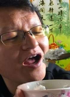 想吃酸奶，又不想吃原味的？不防试试加入水果的做法，营养又美味