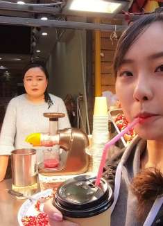 西安小吃街：体验鲜榨石榴汁，入口酸甜，15元一杯很划算！