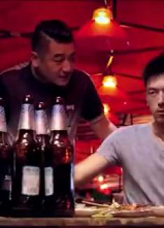 睡在我上铺的兄弟：伤心的老谢独自买醉，一人街头唱歌