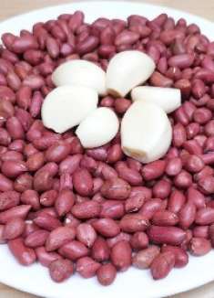 半斤花生米，6瓣大蒜，教你最好吃做法，比油炸比水煮的还要香