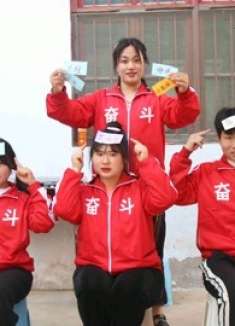 小伙伴们一起玩猜猜他是谁，通过描述说出他的名字，真好玩