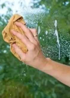 不用一滴水，不管玻璃有多脏多旧，立马干净透亮，关键还不留水渍