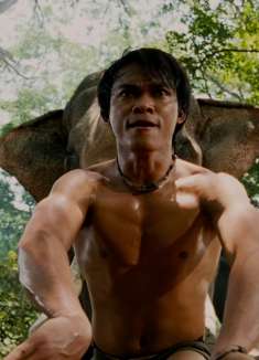 用顶膝干倒300人的存在，也就托尼贾了《冬荫功》