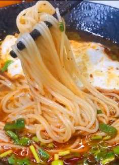 5分钟上桌，挂面的新做法，酸爽开胃，香辣过瘾，懒人版荷包蛋面