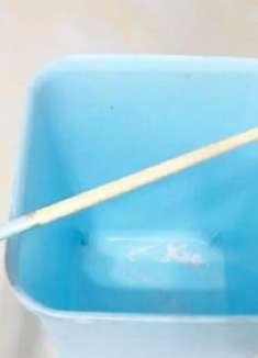 在垃圾桶上放一根筷子，男女人都用的到！我也马上放一双，真方便