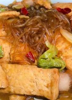 白菜炖豆腐怎么做才好吃？诀窍在这里，鲜香入味，炖一锅不够吃