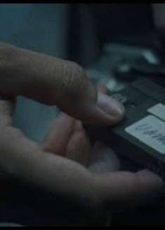 打开时光录影机，播放名为「U&ME」的录影带