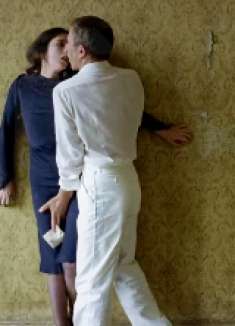 丈夫因工作不回家，女人只能去出门找解脱，怎料发生尴尬一幕！