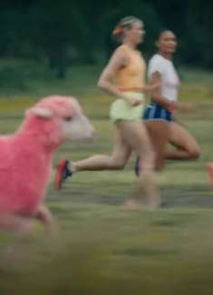 脑洞魔性广告，当羊变成了「芭比羊」