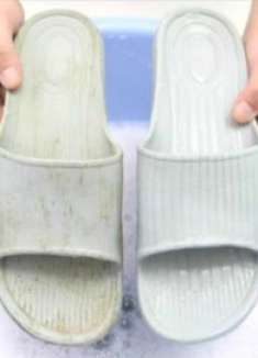 洗拖鞋时倒一点，不管多脏多黑的拖鞋，洗完干净如新，看看