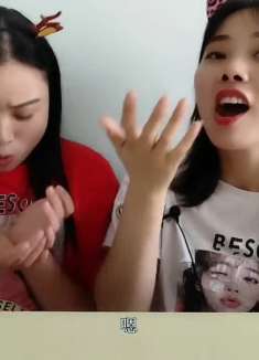 闺蜜恶作剧,吃“傻吃猛长”母猪饲料,争抢吃得香,恶搞零食有趣