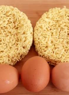 方便面别总是煮着吃了，加上3个鸡蛋，香脆可口超解馋，吃着过瘾