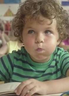 男孩每天练习憋气到晕厥，同学都很疑惑，直到看见他妈才恍然大悟