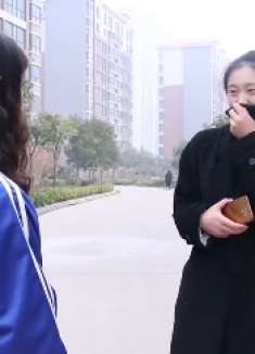 姑娘遇到困难无人伸出援手，农民工大哥哥好心帮助