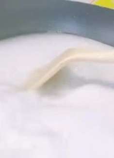 勾芡时淀粉水千万别一次性倒！老厨师揭秘分次加入的玄机，很多人第一步就错了