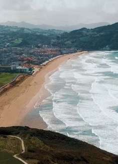 冲浪者天堂海滩，西班牙世外桃源村庄