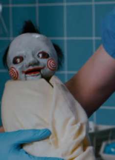 宝宝刚出生就戴着面具，笑容也是非常诡异，还能蛊惑人心