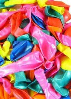 把气球放进马桶里，放一次马桶半年都没异味，家家户户都会需要