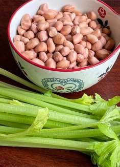 一把芹菜，一碗花生米，不炒不炸不凉拌，很多人都没吃过，太香了