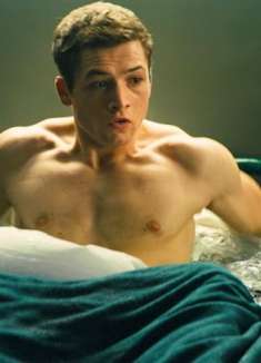 男人正在睡觉，下一秒突然涨满大水