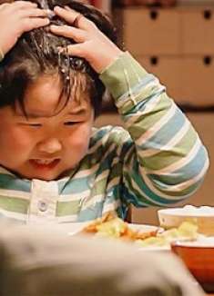 妈妈嫌弃儿子和猪没有区别，每天对他又打又骂，根据真实事件改编