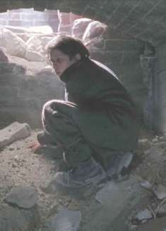 小孩怎么在战争中存活？老鼠、废墟、污水，令人害怕揪心的电影