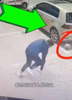 这是打球呢,还是摔跤呢?太好笑了