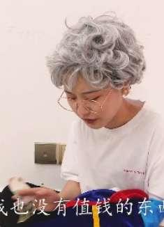 短剧:乞丐奶奶送白雪公主套装,多多穿上后能变出无硼