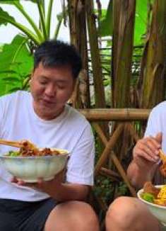 哥俩今天吃襄阳牛肉面，一口牛肉一口面，直接看饿了！