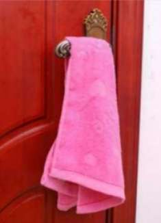 晚上睡觉前，记得在门把手挂一条毛巾，好多人不懂有啥用，快看看