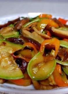 又是一道下饭菜，西葫芦烧香菇，滑嫩浓香，做法靠谱，先收藏起来