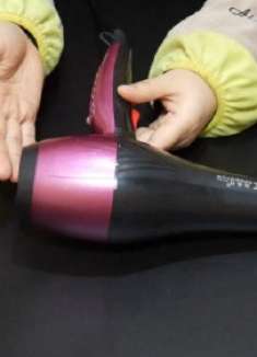 把胶带粘在吹风机上，效果太神奇了，解决了很多家庭困扰的难题