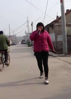 村里妹子边走边唱，一开口我以为原唱呢，惊呆了