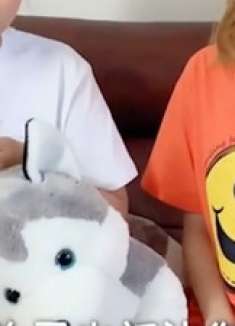 美女挑战吃播，美食与笑料齐飞