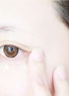 眼霜早上涂好还是晚上涂好?好多人都涂错了,难怪皱纹越来越多