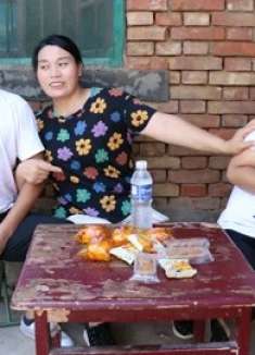 女儿带男友回家,没想母亲“热情对待”要认男友当干儿子,真套路