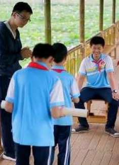 江南老师带领同学们到户外，排练课本剧，不料学生频频笑场