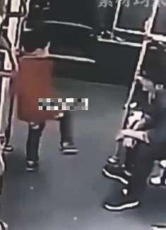 盘点因手欠引发的悲剧，小伙手欠点燃珍珠棉，烧毁两层楼