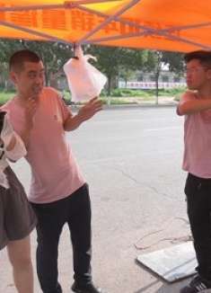 媳妇想吃西瓜,抠门老公身上却没钱,看两口子如何一分不花吃个饱