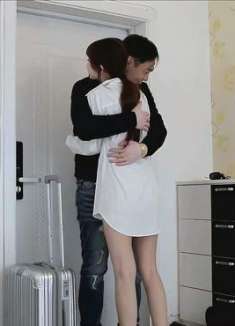 搞笑：男子出差回家，心疼老婆吃泡面拿出了一样东西，结局好搞笑