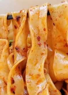 看一遍就能学会的油泼面，做法简单，味道比买的都好吃，太香了