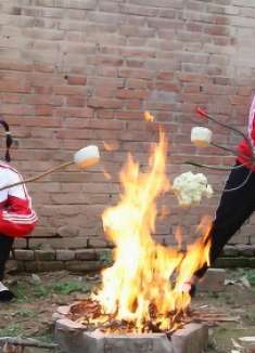 妈妈不在家妹妹饿了,欢欢用干活的叉子给妹妹烤馍吃