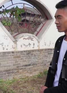 小伙路边捡二百块钱，不愿跟美女平分，美女一句话令他倒贴二百