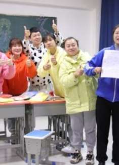 西西逆袭考试100分，小鹿老师敲锣打鼓到处吆喝，结局却意想不到