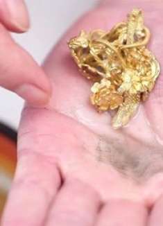 金首饰脏了不用花钱洗，学会这一招，洗完干净锃亮，还不掉克数