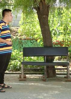 搞笑：二货上街遇精神病拦路，俩人对话真好笑，结局更出人意料！