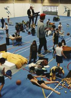 迷幻摇滚电子乐，这支 MV「有点挤」