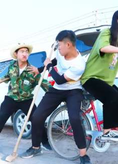 笑喷了:小伙卖农用工具套路小伙白干了一天的农活